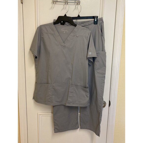 Butter Soft Stretch Ladies Platinum Grey Silver Scrub Set Size Medium & Med Pet - Picture 2 of 12